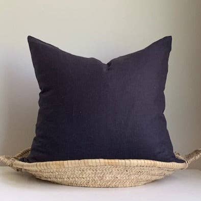 Housse de coussin en lin bleu graphite pour la vente par Bobbie Broon Home