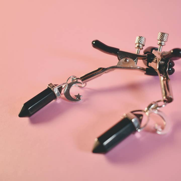 Maan en Zwarte Kristallen Tepelklemmen voor wholesale door Naughty Pawsies