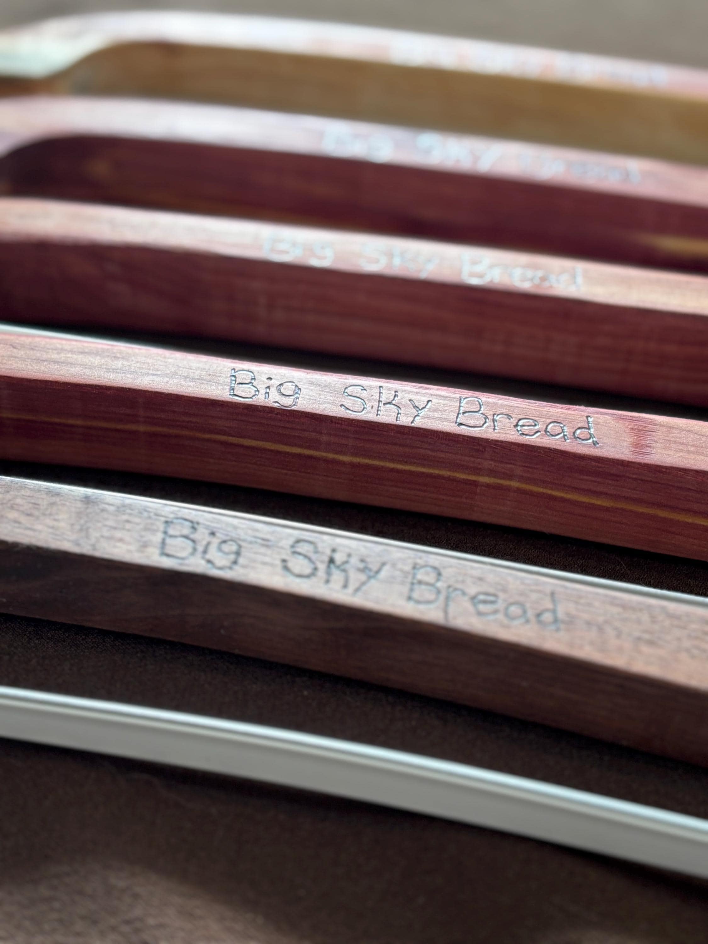 Pagel & Sons - Vente Couteau de cuisine/multi-usage - Couteau à pain artisanal en bois de noyer dentelé pour pain au levain7