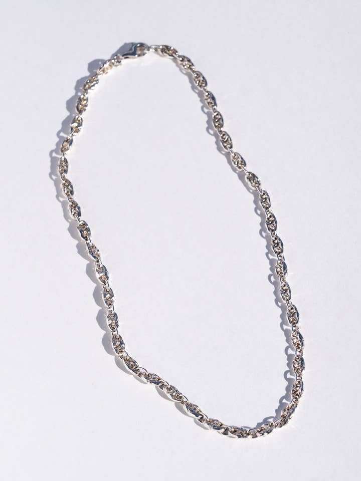 Ostra-Halskette aus recyceltem Sterlingsilber für den Großhandel von Swim to the Moon