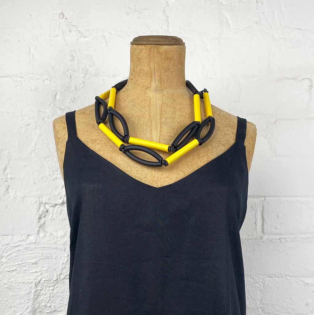 Frank Ideas – wholesale Stora halsband – Svart och yello arkitektoniskt halsband ROD HALSBAND 2 gul