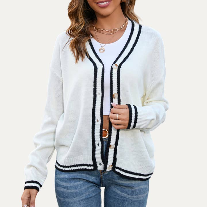 Cardigan boutonné à manches longues simple mais classique pour la vente par The Moment Collection