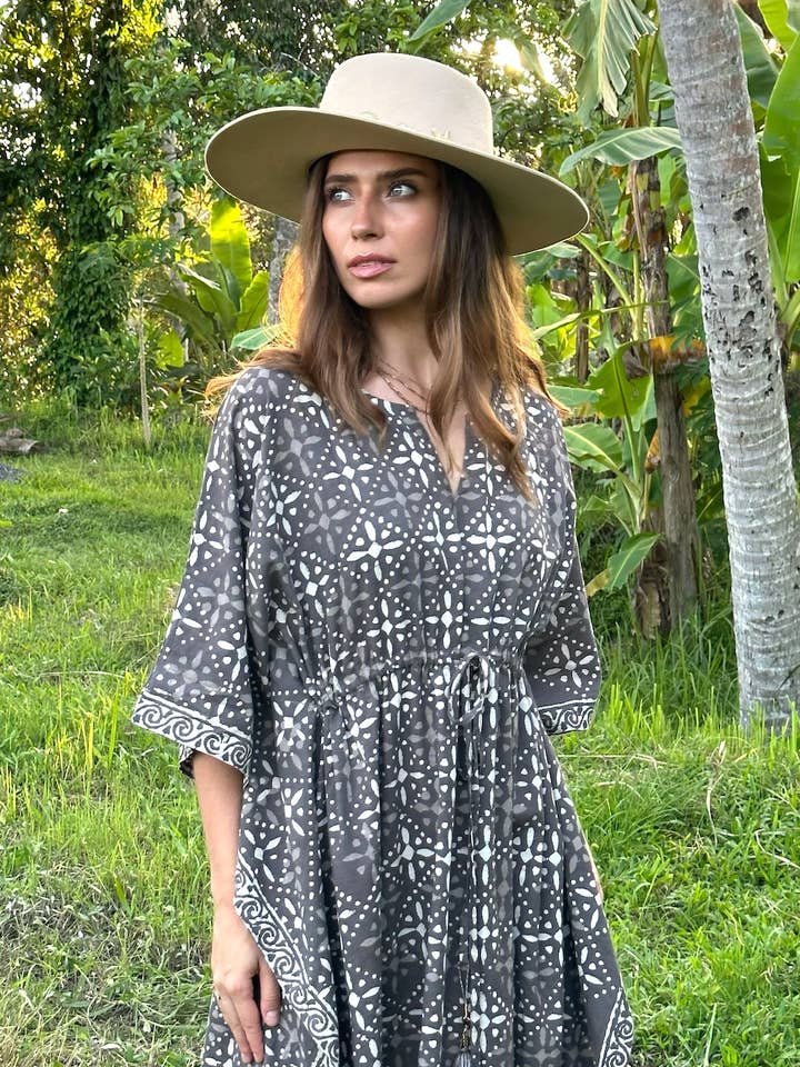 Natuurlijk geverfde kaftan-resortjurk met blokprint (cederhout) voor wholesale door The Fox and The Mermaid