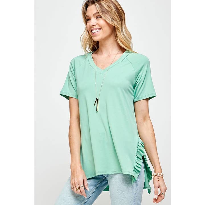 Top unicolore à volants et col en V pour la vente par Clothing of America