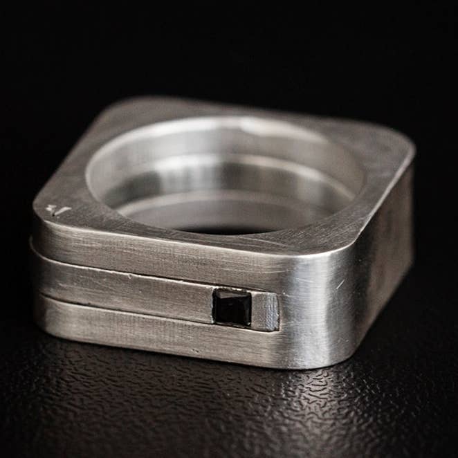 Bague double entrelacée carrée avec diamant noir taille princesse pour la vente par NicolasAmbrosio