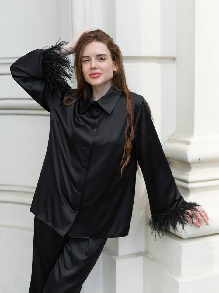 Pigiama lungo in raso di seta con piume e piume, set pigiama da notte da donna per la vendita all'ingrosso da parte di IDENTITY LINGERIE