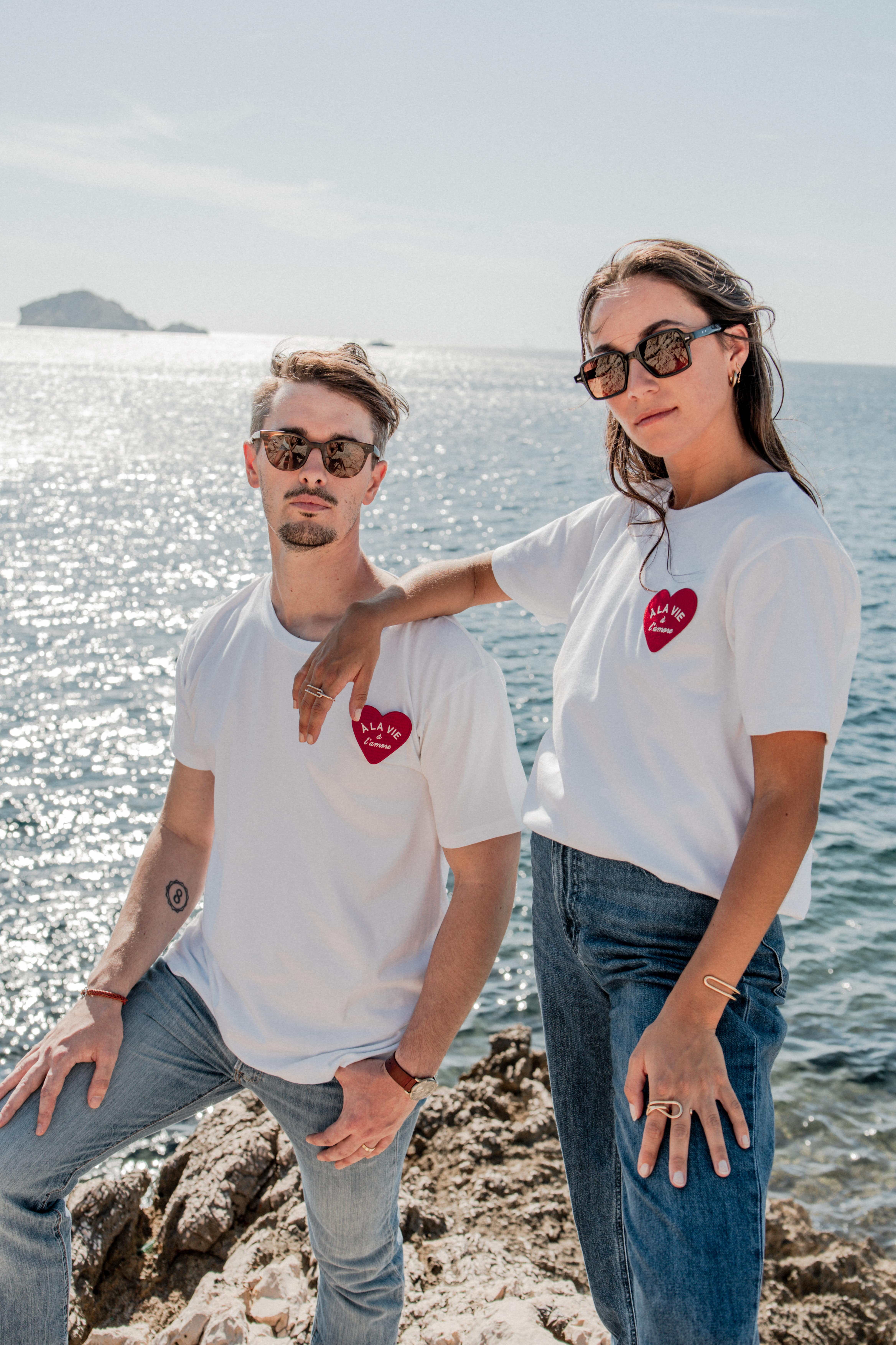 Un baiser français s'il vous plaît - Wholesale T-Shirt - Unisex - Embroidered heart patch T-shirt7