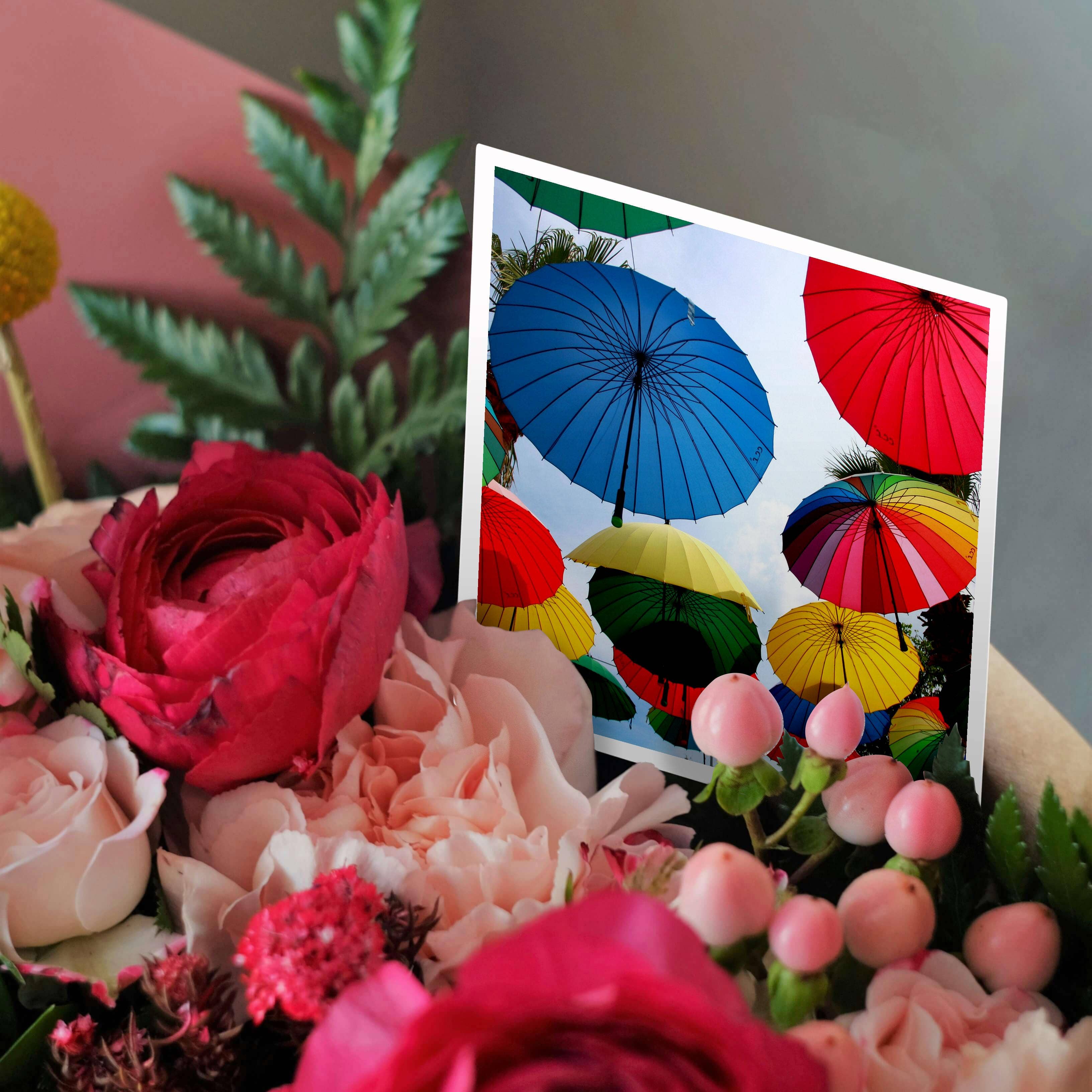 3dRose - Wholesale Gewone wenskaart - 3dRose, Een Regenbui van Regenboogkleurige Paraplu's, Wenskaart2