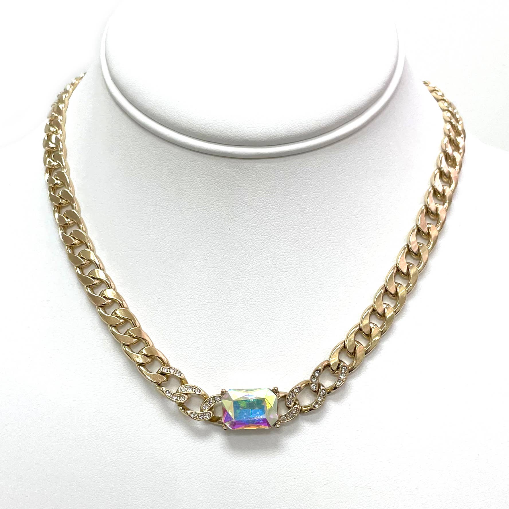 StarryNYC - Venta al por mayor Collares con colgantes/abalorios - Collar cuadrado de metal de vidrio tallado en cojín con cadena curvilínea2