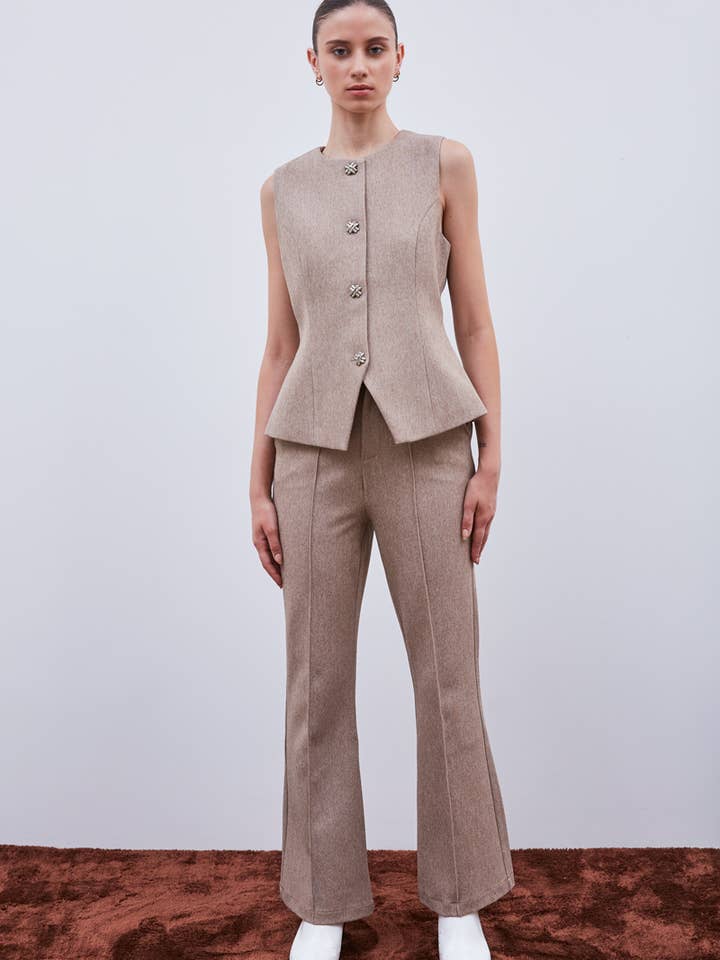 Getailleerd mouwloos vest met sierknopen voor wholesale door ELLI WHITE