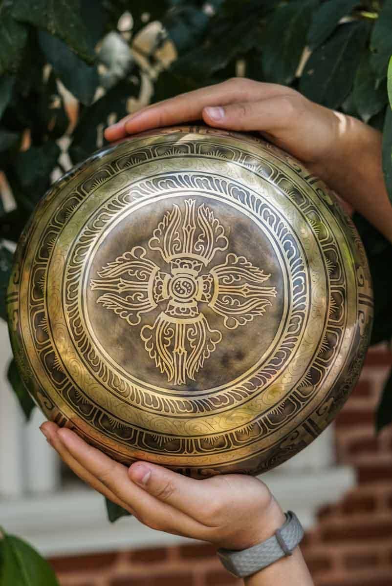 Himalayas Shop – Großhandel Meditationszubehör – Fuß-Chakra-Klangschale mit Chakrasymbolen2