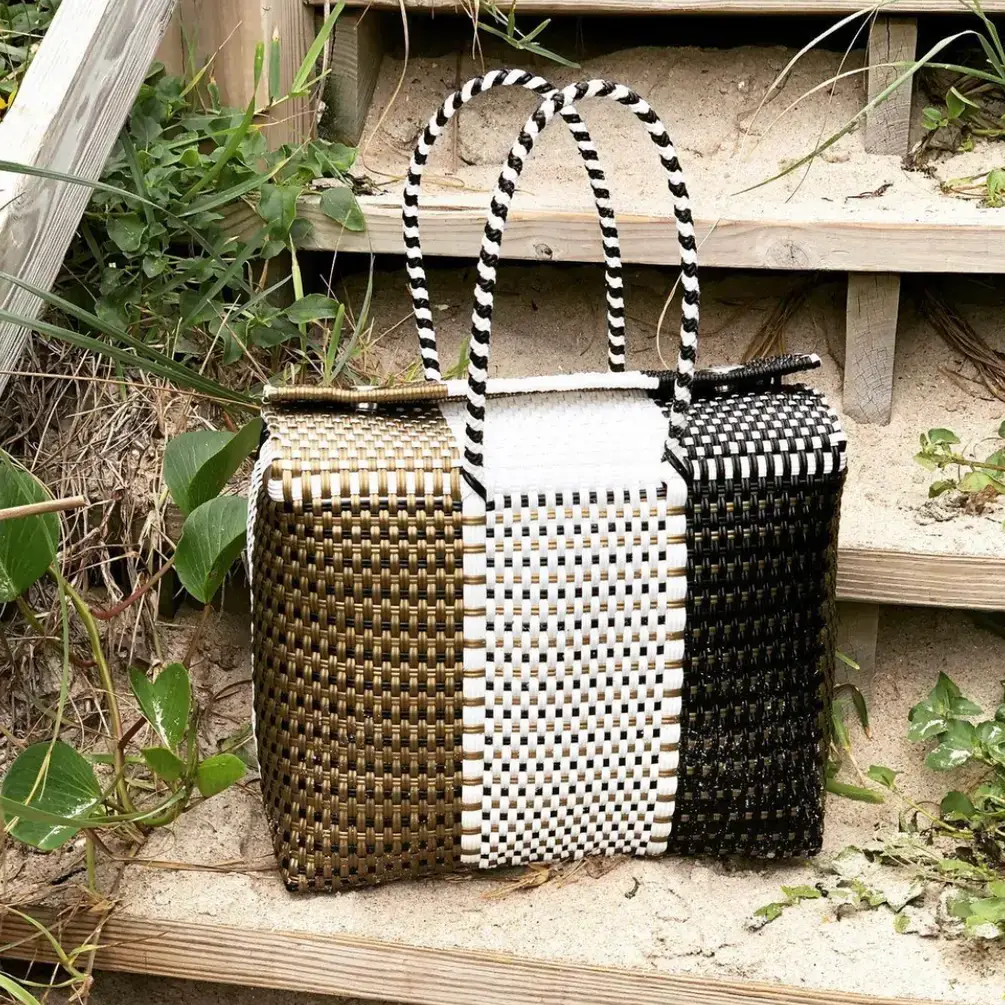 The Faria - Vente Sac de plage - Sacs de plage en plastique recyclé tissés à la main noirs, blancs et dorés  6