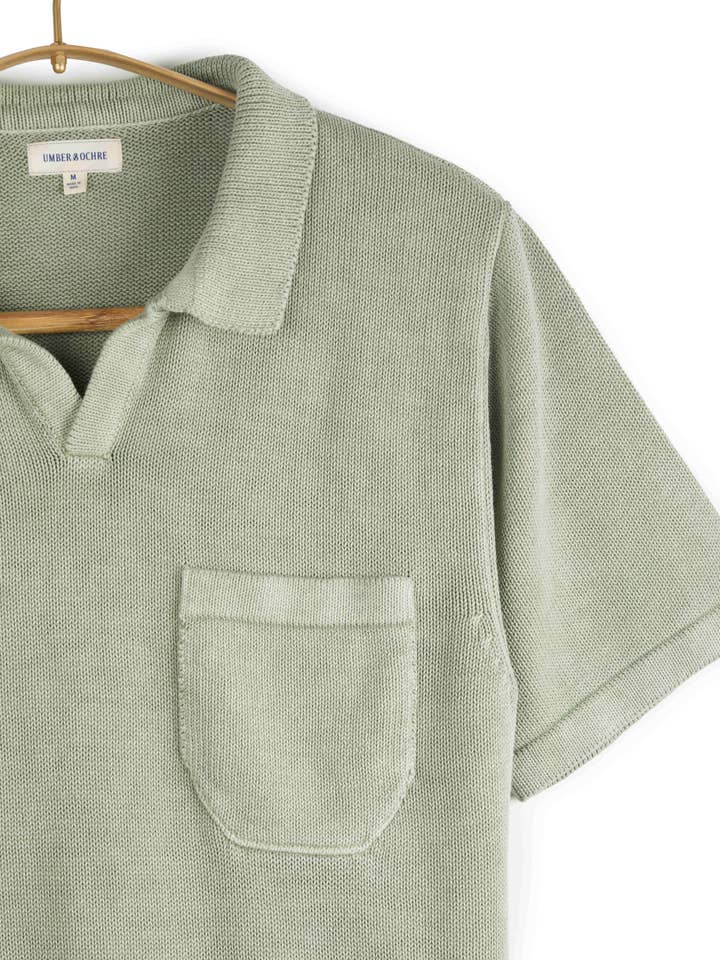 MANBIR JOHNNY KRAVE SS STRIK TEE I SAGE for engroshandel hos Umber and Ochre