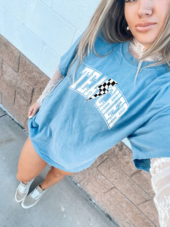 Lærerbelysningsbolt trendy t-shirtdesign for engroshandel hos Broke Babes Wholesale