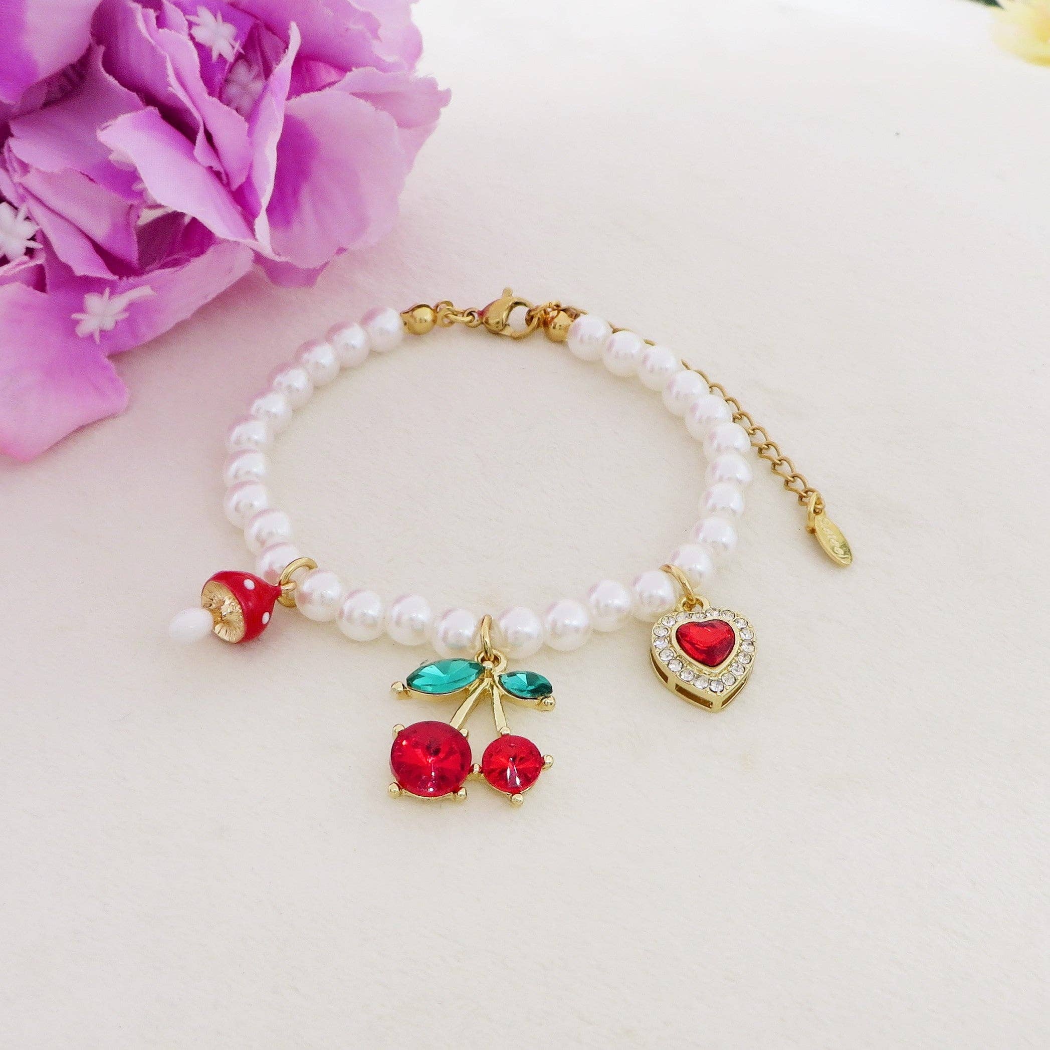 ROJO + PERLA CHERRY HEART - acero inoxidable - pulsera con perlas y charms de cerezas y corazón con zirconias mixtas de venta al por mayor en Faire1