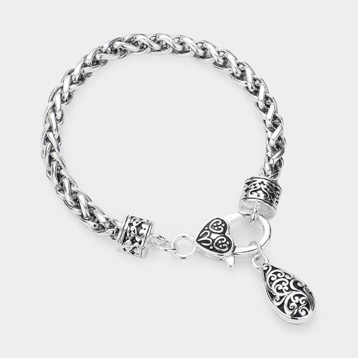 Bracelet à breloques en forme de goutte en métal antique pour la vente par Sensibling Corp.