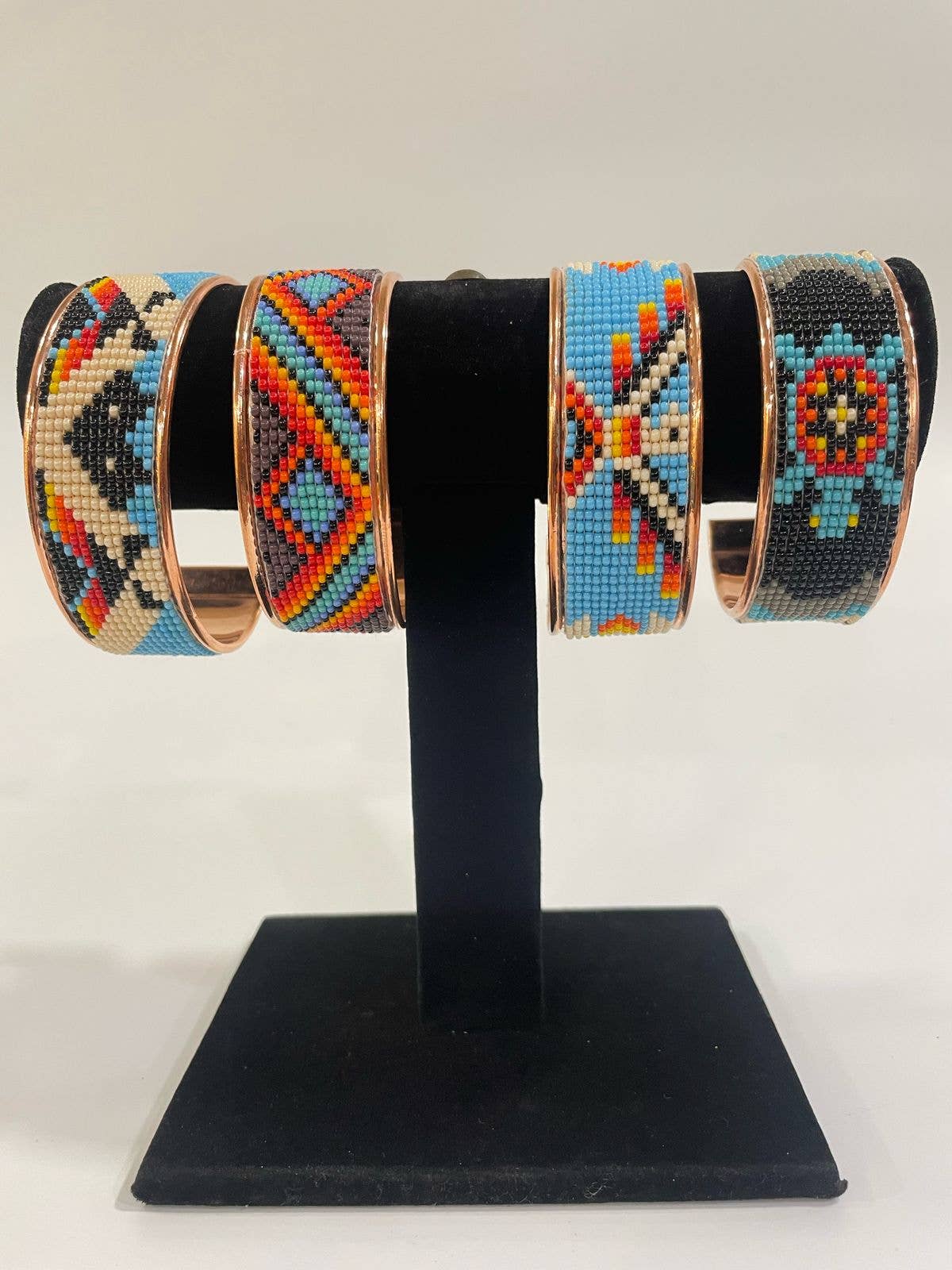 House of Kraft Jewelry & Accessories – Engroshandel Manchetarmbånd – Blåt Ørnemønster | Manchetarmbånd | 1" Kobberperlemanchet2