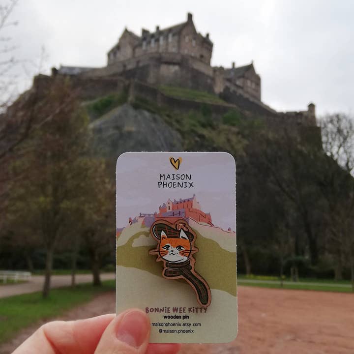Épingle en bois Bonnie Wee Kitty pour la vente par Maison Phoenix