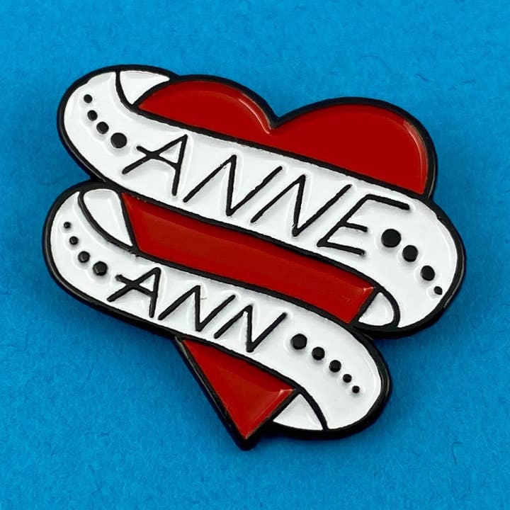 Épinglette en émail style tatouage Anne Lister et Ann Walker pour la vente par Ridin' High Productions