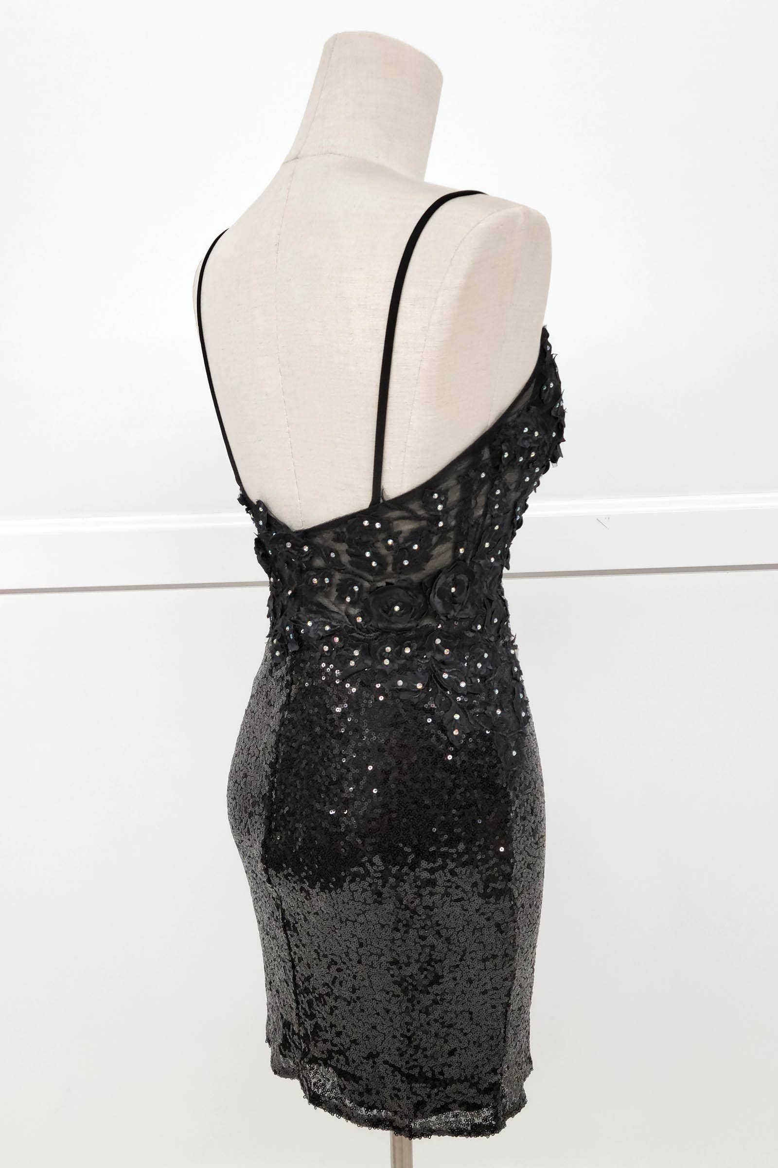 Chicas - Vente Robe – femme - Robe courte à paillettes et broderies florales C80818