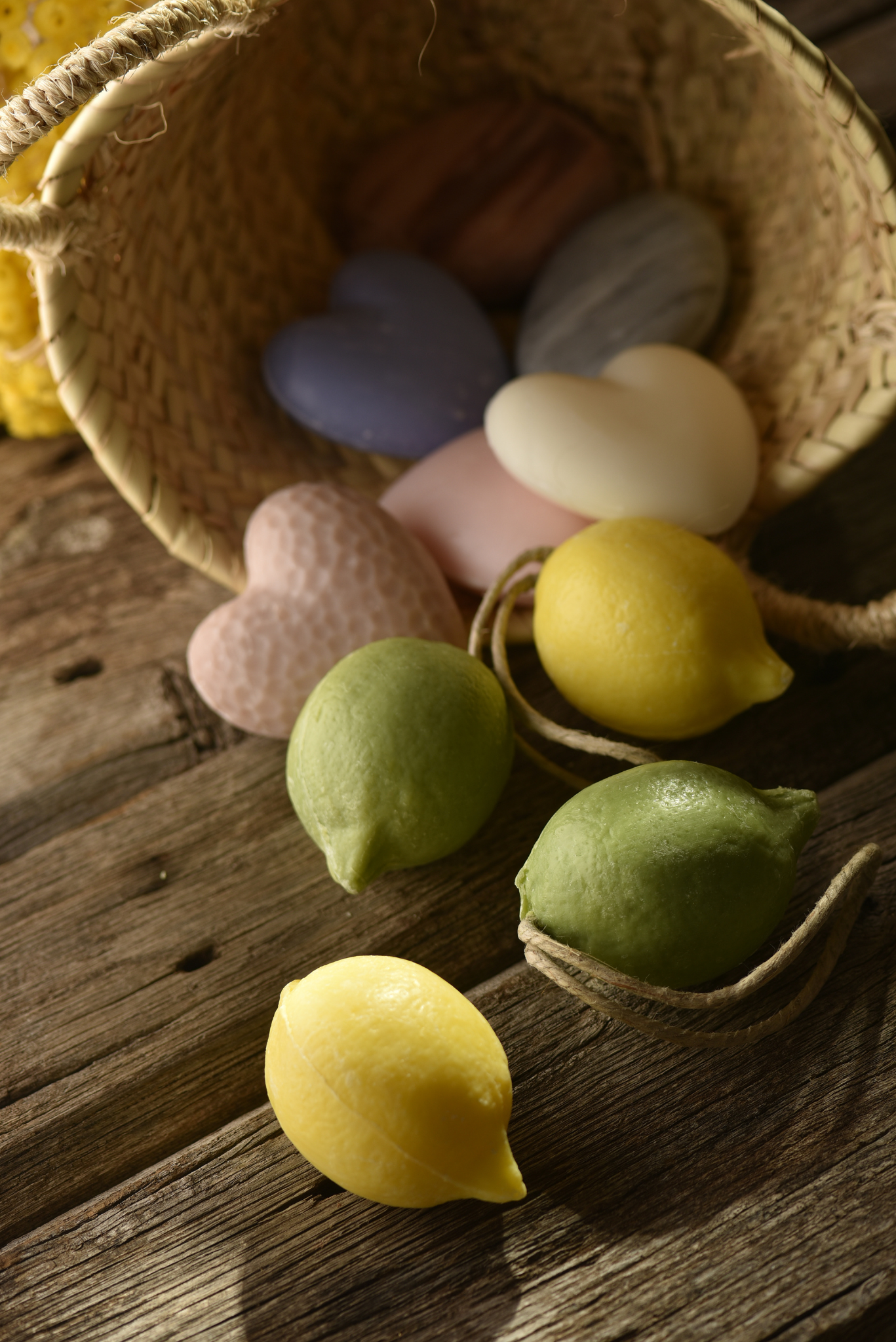 MAITRE SAVONITTO – Großhandel Feste Seife – Zitronenförmige gelbe Seife mit Baumwollschnur1