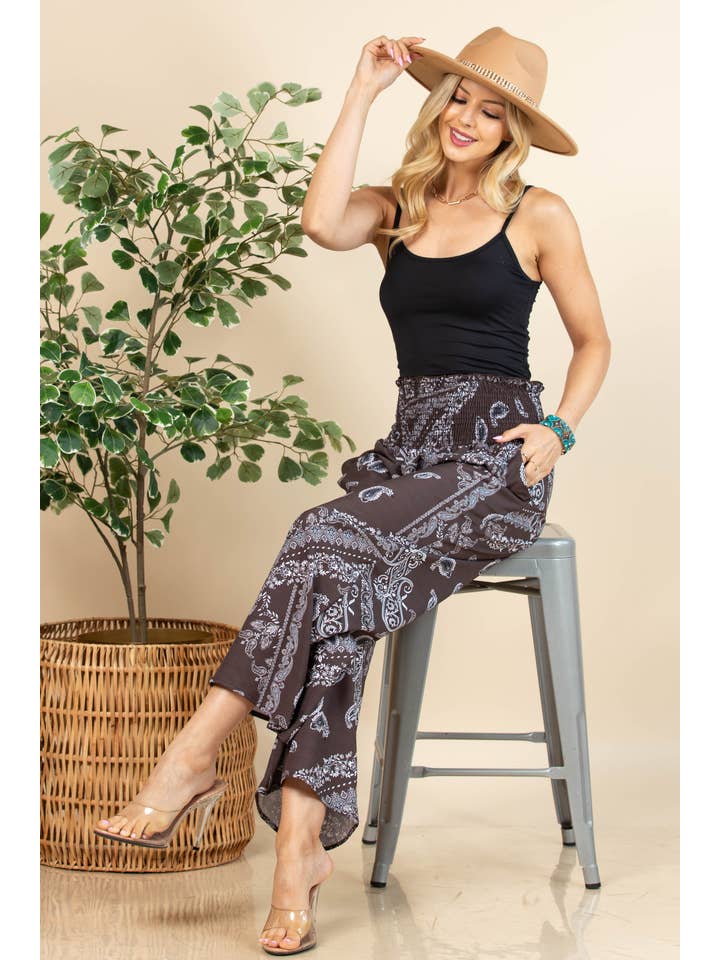 Brun AV1243-ELLEN BANDANA PRINT MED SMOCKET TALJE VÆVET BREDE BENBUKSER for engroshandel på Faire6