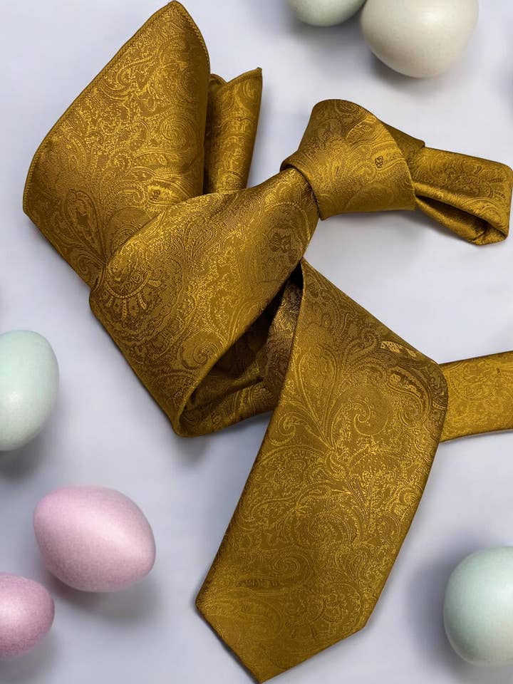 Cravate et pochette en soie italienne à motifs dorés pour homme DMITRY - Édition limitée pour la vente par DMITRY Ties
