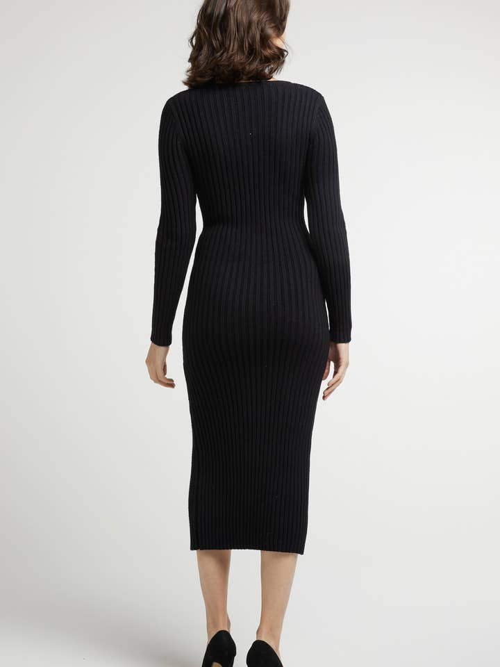 Andy & Lucy – Großhandel Kleid – Damen – KRIS - Langes Strickkleid mit Schlitz und Schmuckkragen3