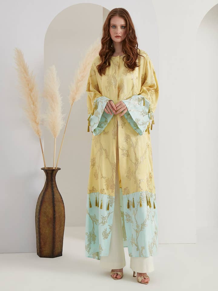 Abaya in jacquard dorato con nappine per la vendita all'ingrosso da parte di Store WF