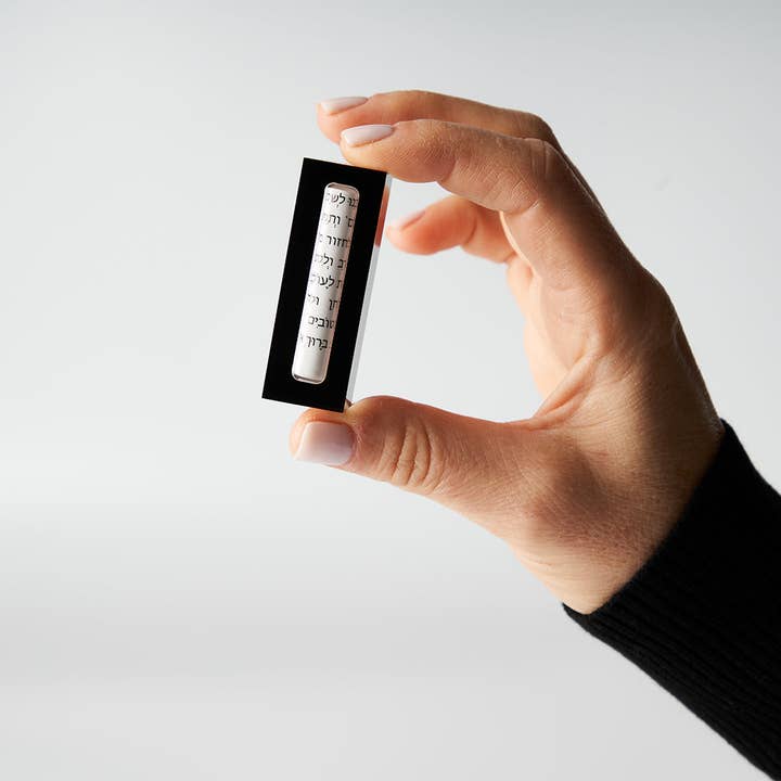 Apeloig Collection – Engroshandel Bordpynt – Bil Mezuzah Black med rejsendes bøn3