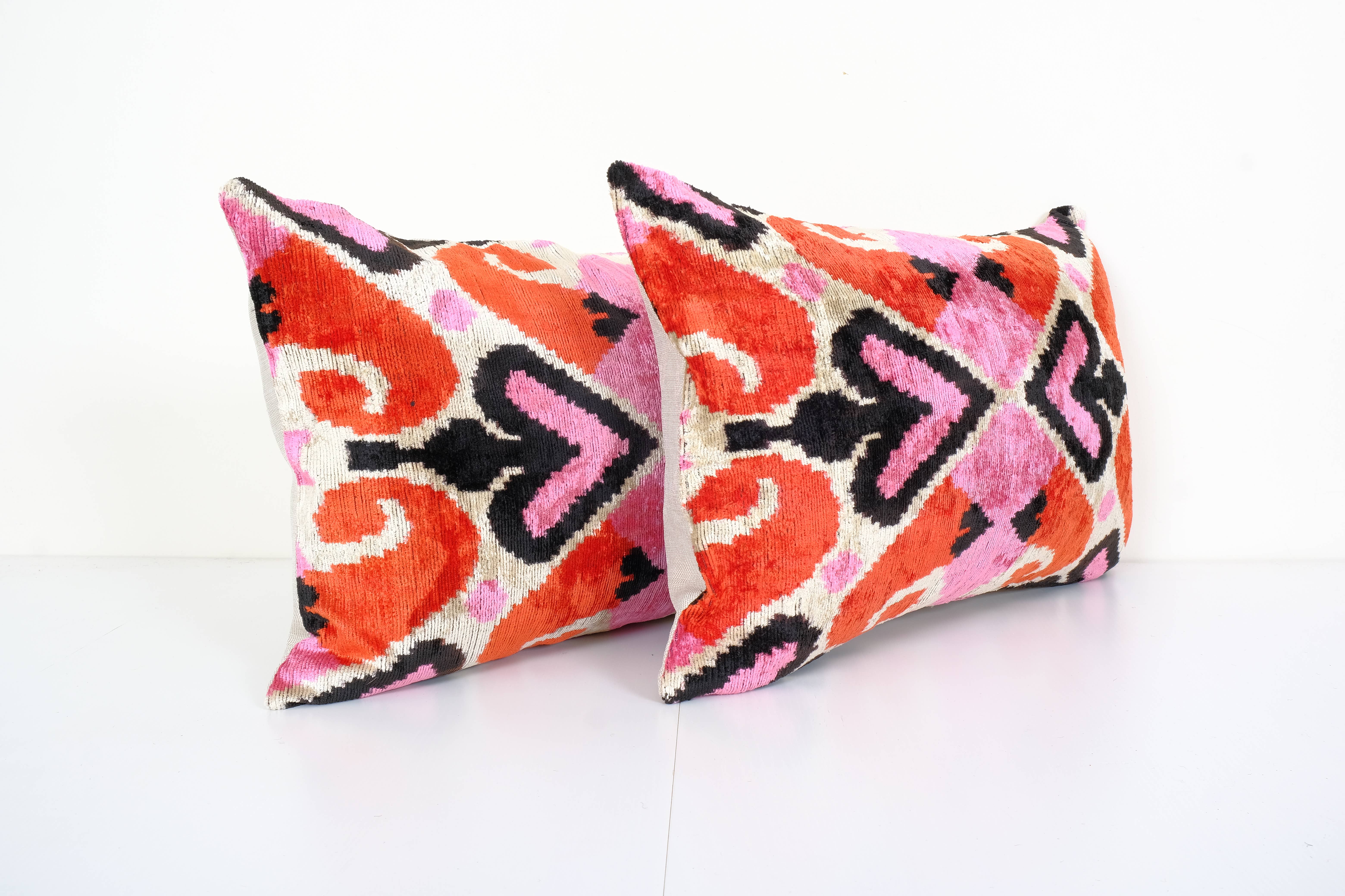 Vintage Pillows Store - Wholesale Decoratief kussen - Roze zijden Ikat fluwelen kussen, set van twee kleurrijke fluwelen2