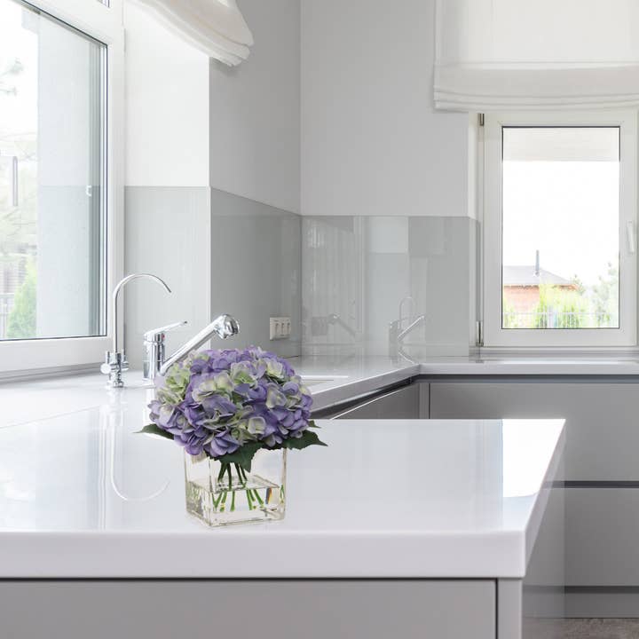 Larksilk – wholesale Artificial flowers – Perry Winkle Hydrangea Flowers In Glass Vase With Water Look2