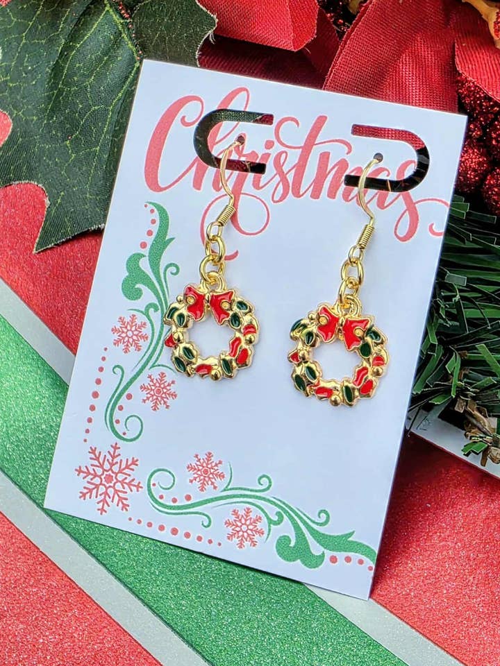 Kerstkrans Oorbellen met Rode Strik & Groene Emaille voor wholesale door Bad Apple Designs