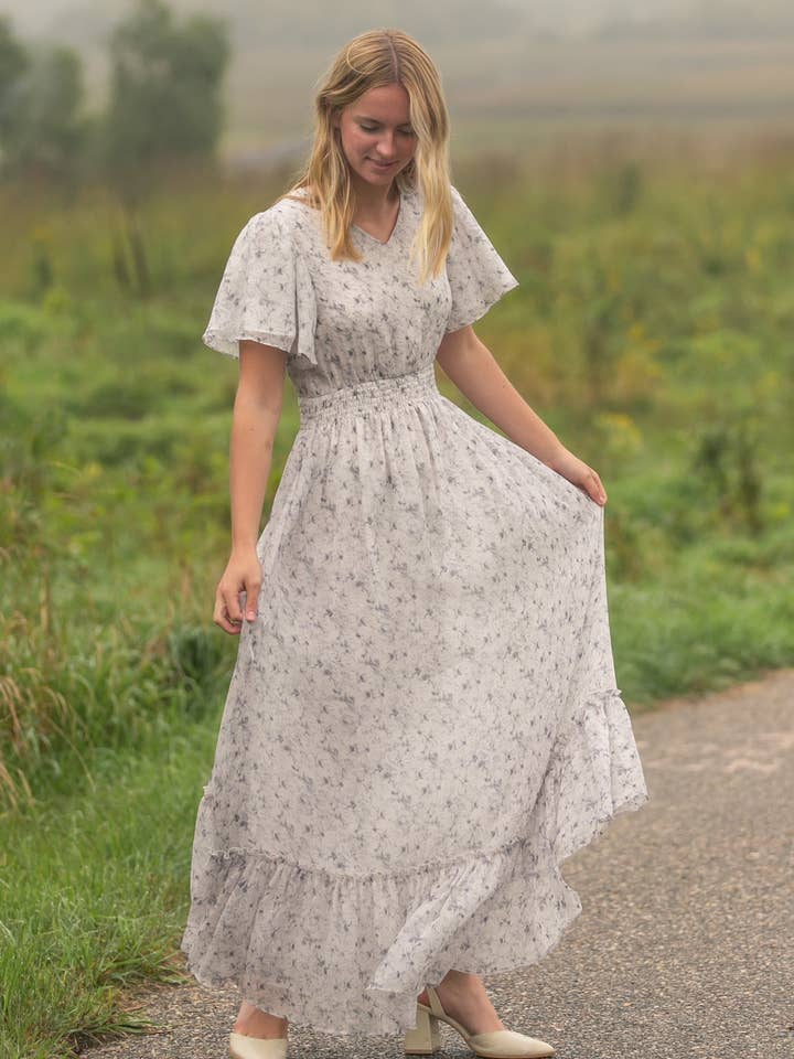 Robe Maxi à Col en V Fleurie Bleue Isabella pour la vente par Inherit Clothing Company