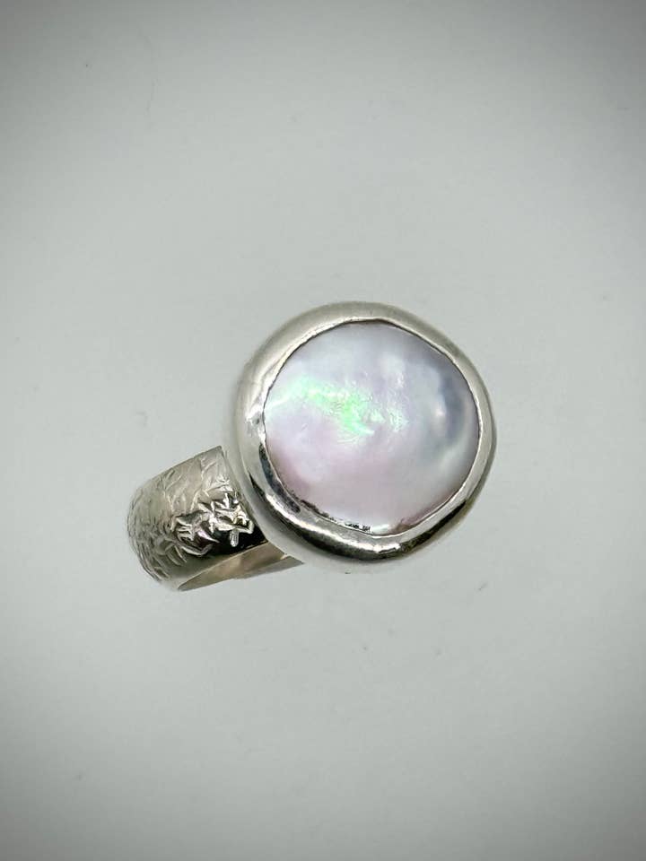 Bague en argent sterling et perle de culture d'eau douce. pour la vente par Morgan McGeehan Designs