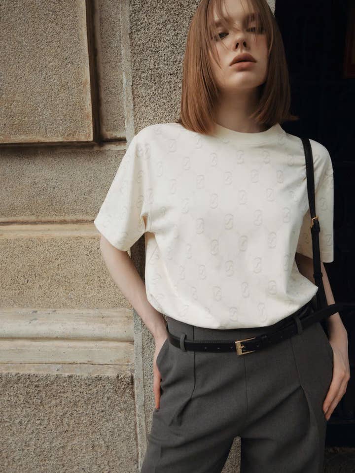 COCOSIN - T-shirt crème à logo embossé - T-shirt à manches courtes et coupe décontractée pour la vente par SGLOKAL