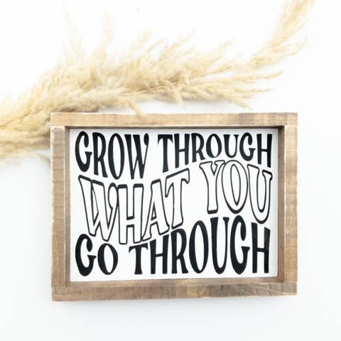 Cresça através do que você através de l sinais de madeira por atacado de After5 Designs