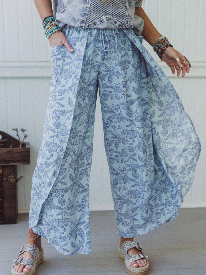 Pantalon tulipe à cordon imprimé Stasia - Bleu ciel pour la vente par Three Bird Nest