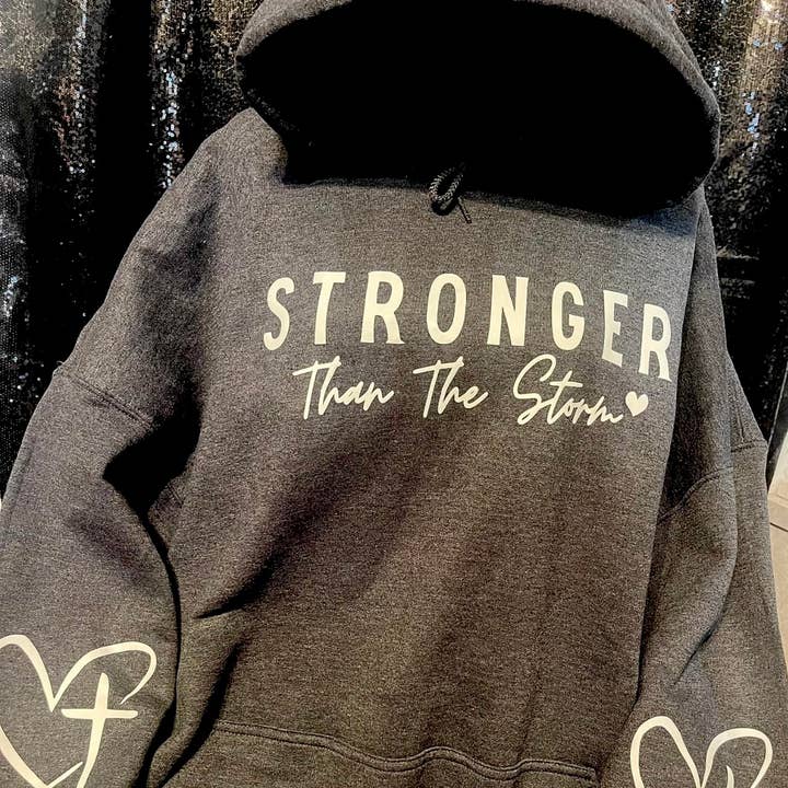 Plus fort que la tempête Hoodie pour la vente par StricklandDesignCo