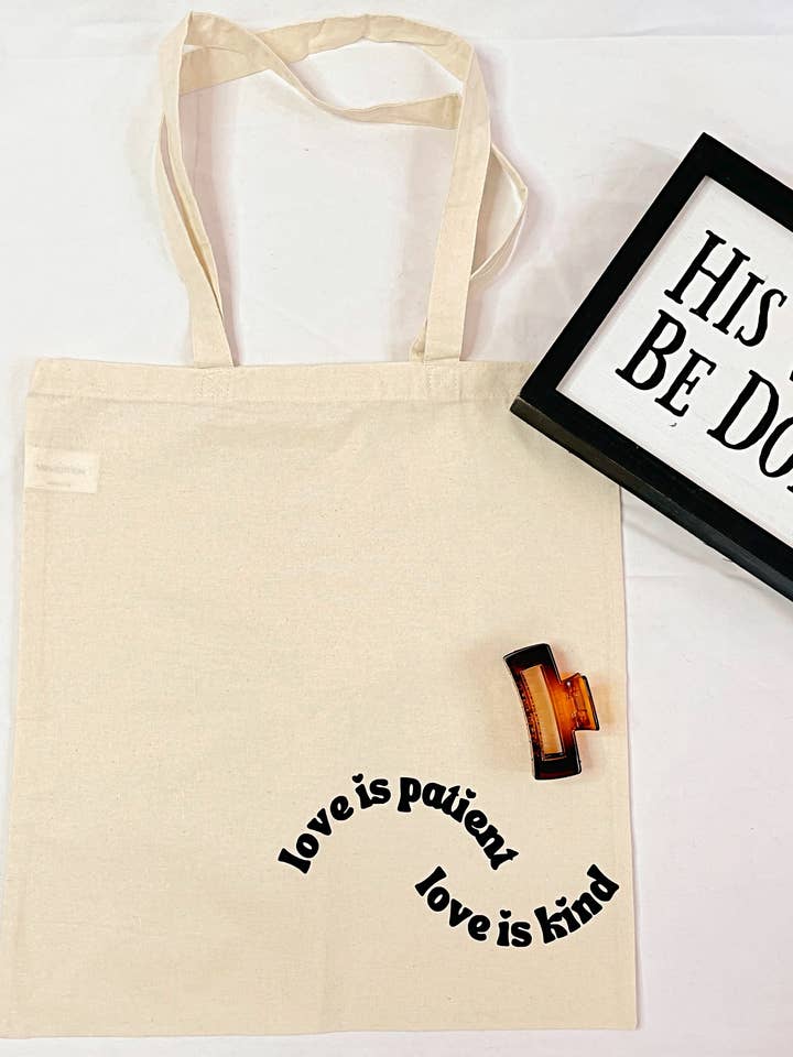 El amor es paciente, el amor es amable | bolsa de mano para venta al por mayor de Apparel for God LLC