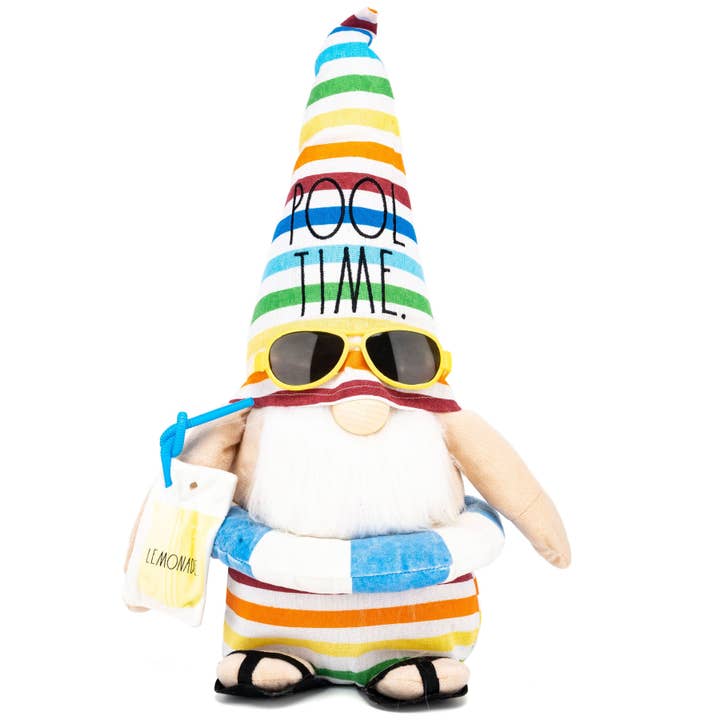 DesignStyles Home - Venta al por mayor Artículo decorativo de mesa - Gnomo de verano de peluche Rae Dunn «Pool Time»