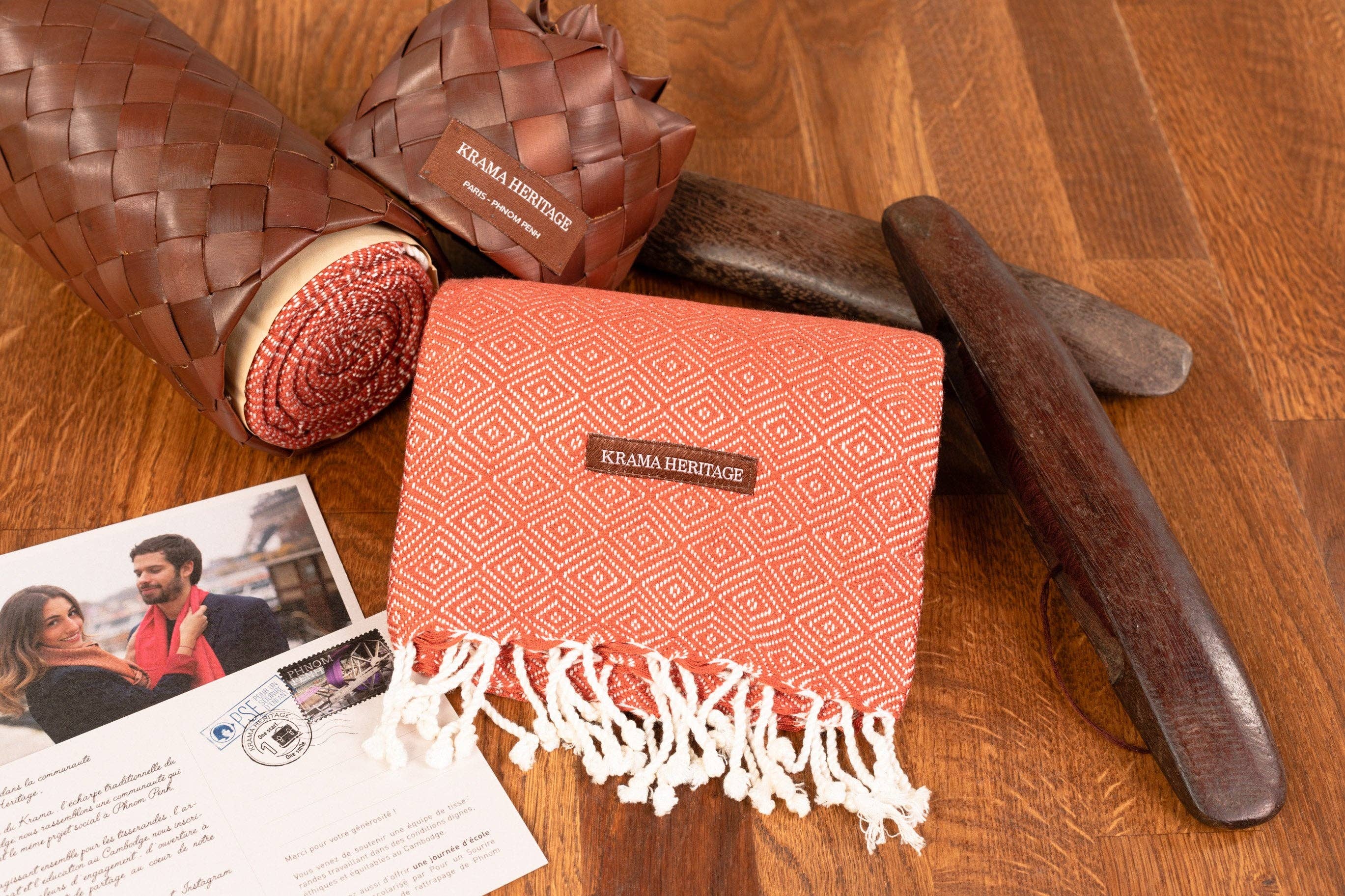 Krama Heritage - Vendita all'ingrosso Buste regalo - Piccolo krama caldo alla nocciola con custodia in foglia di palma - Donna2