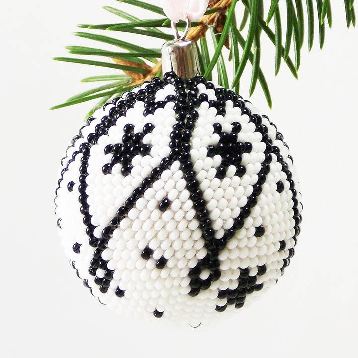 Boule de Noël en forme de flocon de neige, boule noire et blanche, décoration de maison scandinave, cadeau pour designer pour la vente par Ninolia