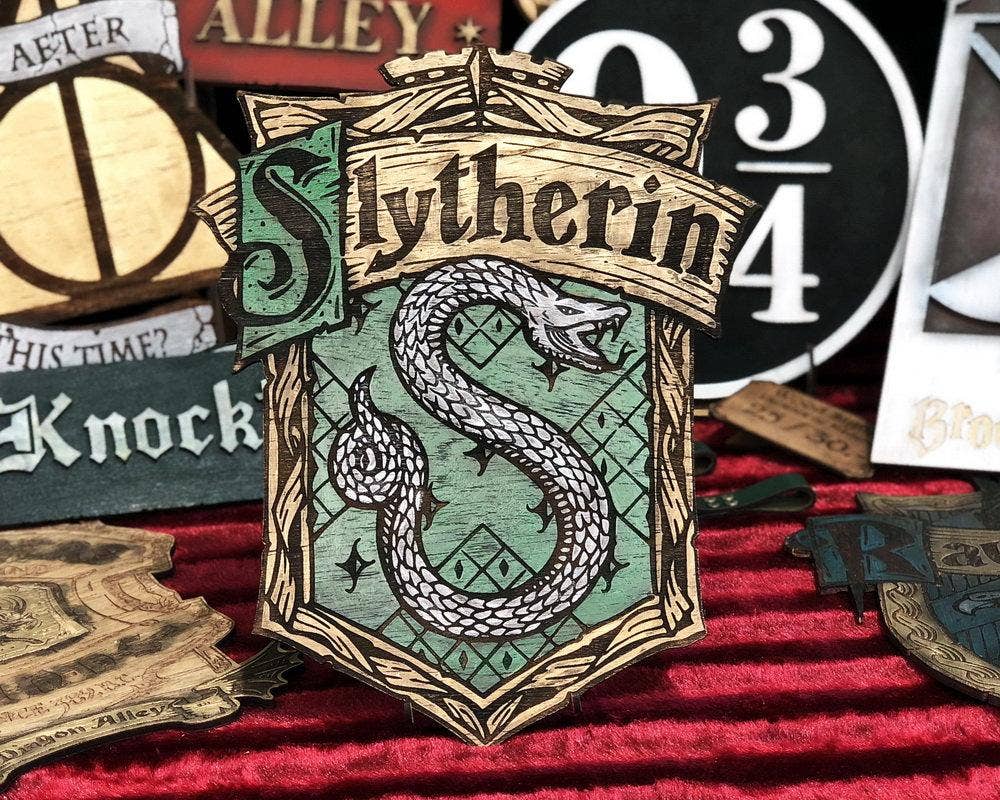 Outcast Props – wholesale Sign – Slytherin Wood Sign.2