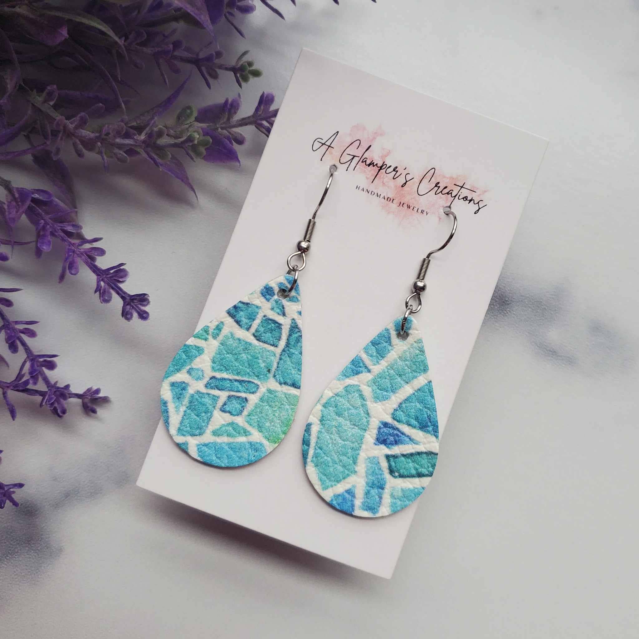 A Glamper's Creations LLC – Brincos de argola por atacado – Brincos de couro em forma de lágrima estampados em vidro azul1