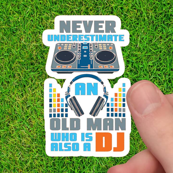 Ne sous-estimez jamais un vieil homme qui est aussi un DJ pour la vente par Dancing Dolphin Crafts