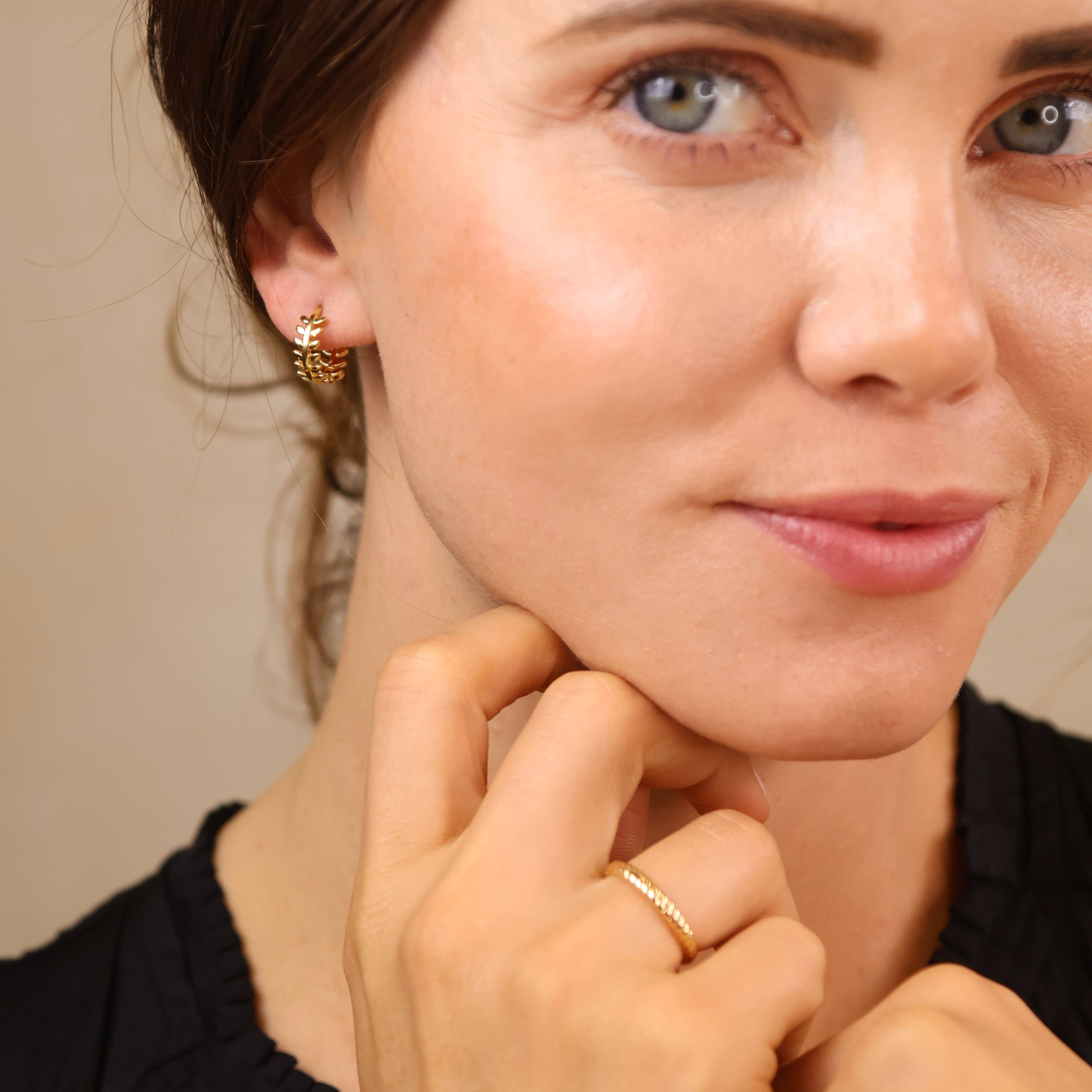 GoldFi - Vente Créoles - Boucles d'oreilles à motif de feuilles fourrées en or 18 carats1