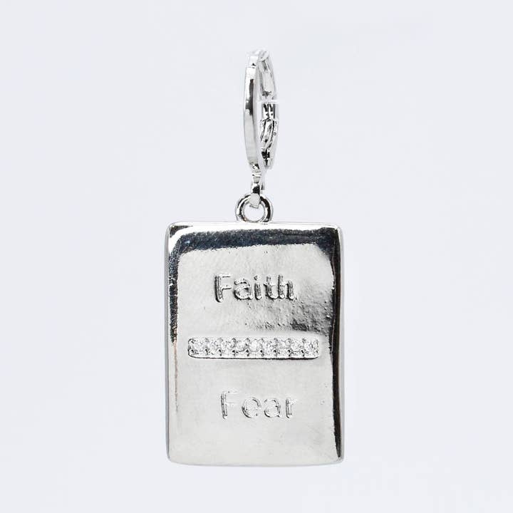Colgante Faith Over Fear plateado CH-264 para venta al por mayor de Treasure Jewels Inc.