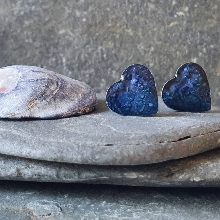 Clous d'oreilles cœur bleu sable et nuit pour la vente par Jo Thomas Jewellery