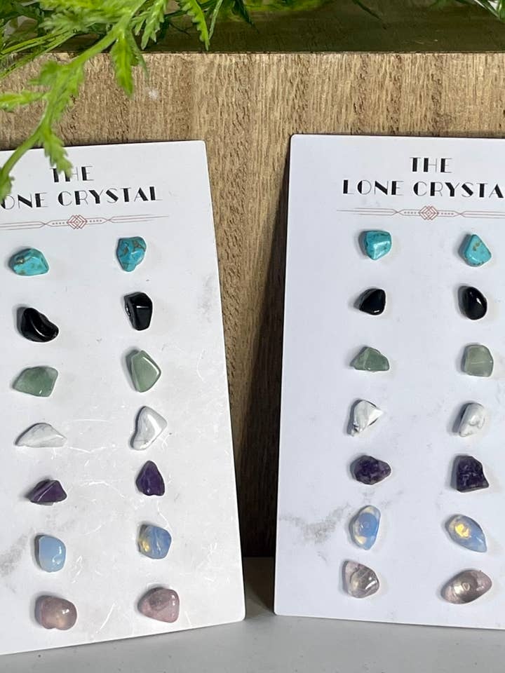 Lot de clous d’oreilles hypoallergéniques en pierres précieuses et cristaux de guérison pour la vente par The Lone Crystal